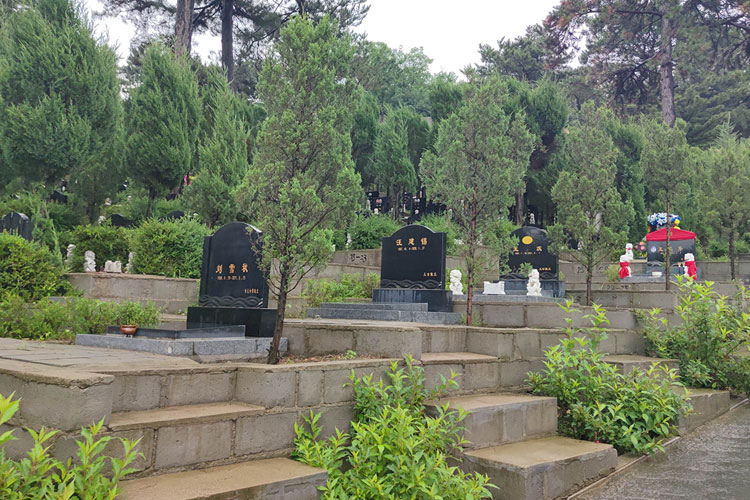 在铁岭墓园公墓代祭代祭过程中，大河贝生态息园墓地管理员将以代祭者的身份代替逝者家属进行祭奠