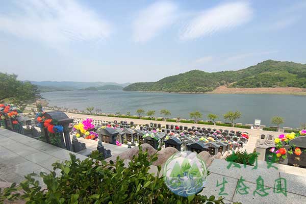 悠然大河贝，东南望抚顺，西南眺沈阳，北依铁岭城